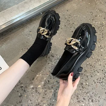 2022 Kadın Bahar Yeni Siyah Platformu Flats Ayakkabı Kadın Loafer'lar Tekne Ayakkabı üzerinde Kayma Metal Zincir Tasarımcı Rahat Deri Oxfords